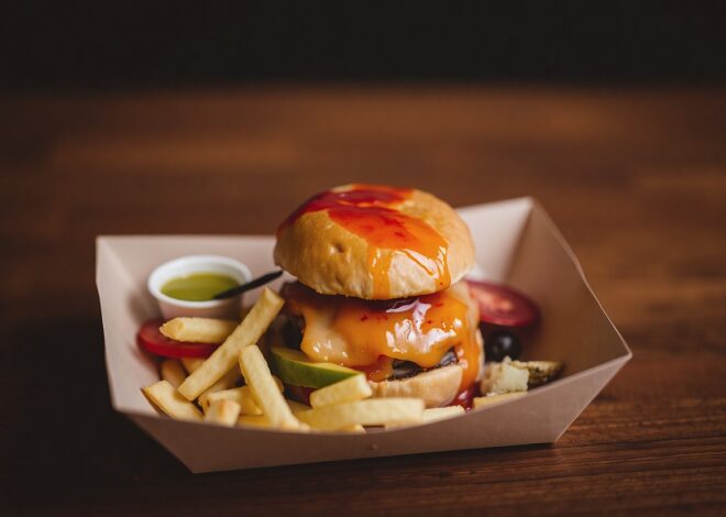 Papírové tácky jako praktické řešení pro servírování pokrmů v každé situaci